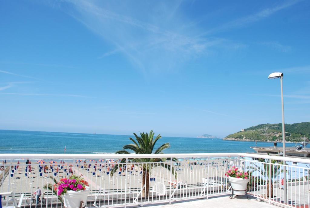 Hotel Villa Eleonora Scauri  Exterior photo